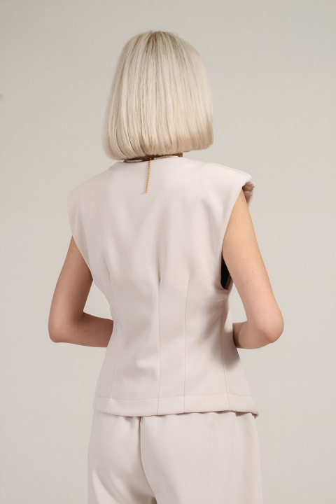 Дамски елек в светлобежово с вталена линия и остро деколте