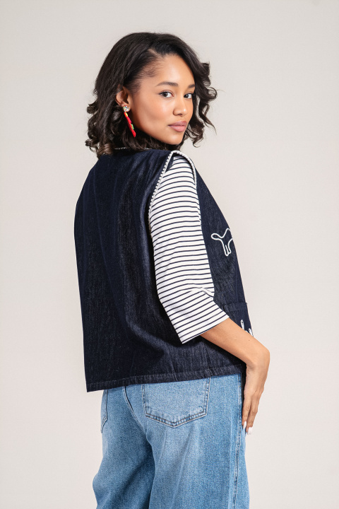 Дамски елек в тъмносиньо с бяла бродерия