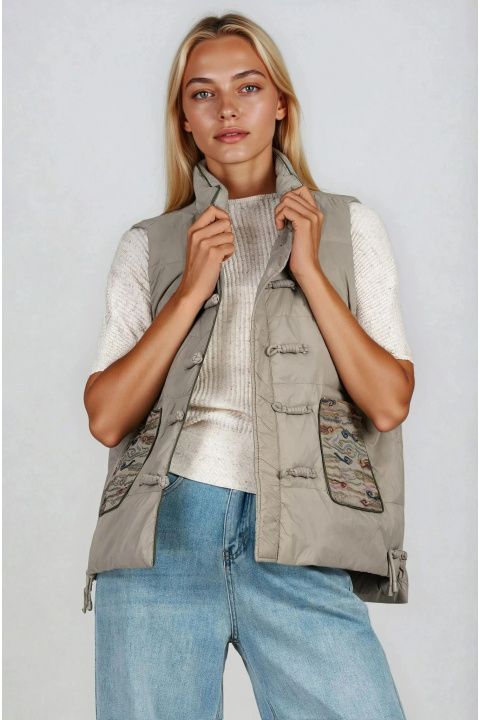 Дамски елек в зелено с бродерия по джобовете