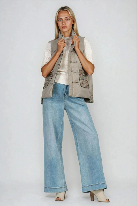 Дамски елек в зелено с бродерия по джобовете