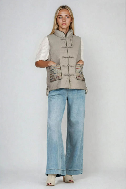 Дамски елек в зелено с бродерия по джобовете