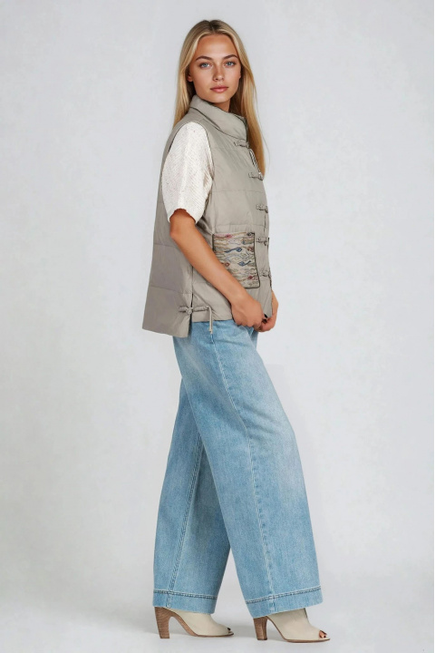 Дамски елек в зелено с бродерия по джобовете