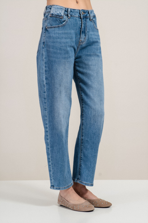 Дамски изчистени дънки в синьо с прав крачол