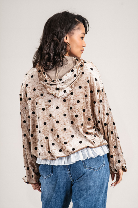 Дамски кадифен суитшърт в бежово на черни точки с качулка