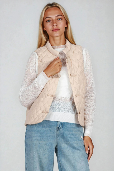 Дамски капитониран елек в бежово с декоративни копчета и джобове