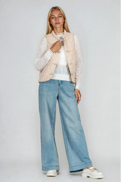 Дамски капитониран елек в бежово с декоративни копчета и джобове