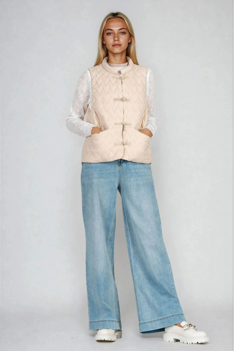 Дамски капитониран елек в бежово с декоративни копчета и джобове