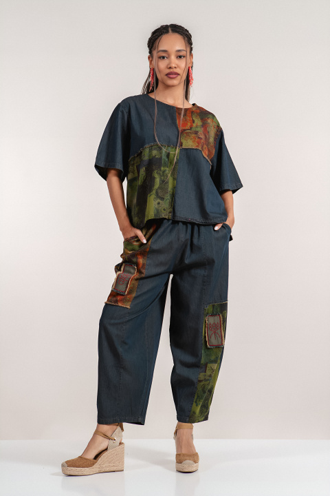 Дамски комплект от деним в синьо с апликирани цветни квадрати и свободна кройка