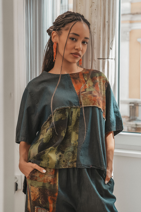 Дамски комплект от деним в синьо с апликирани цветни квадрати и свободна кройка