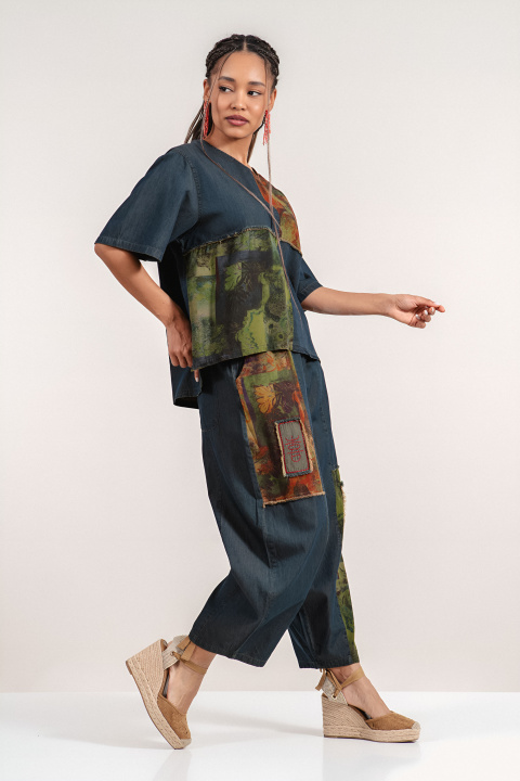 Дамски комплект от деним в синьо с апликирани цветни квадрати и свободна кройка