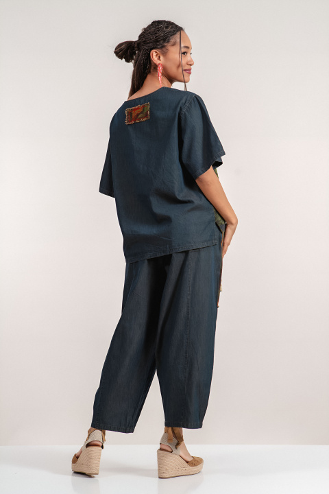 Дамски комплект от деним в синьо с апликирани цветни квадрати и свободна кройка