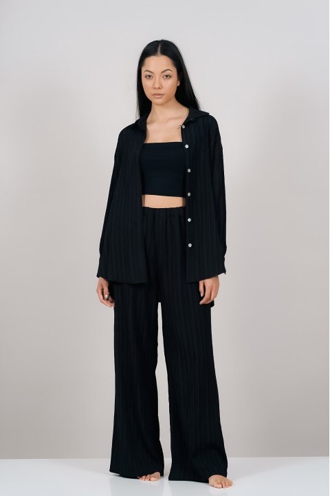 Дамски комплект в черно с риза и панталон от релефна материя