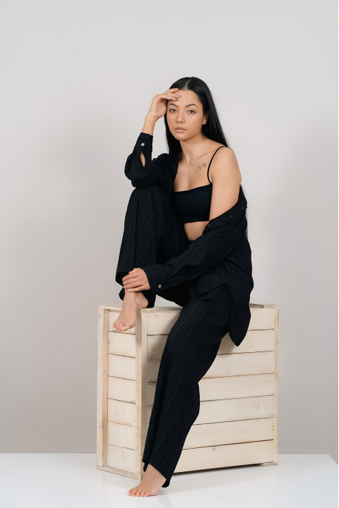 Дамски комплект в черно с риза и панталон от релефна материя