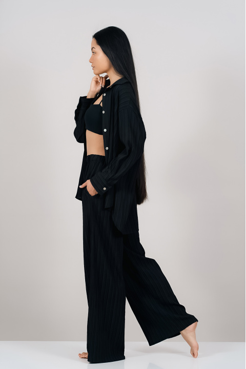 Дамски комплект в черно с риза и панталон от релефна материя