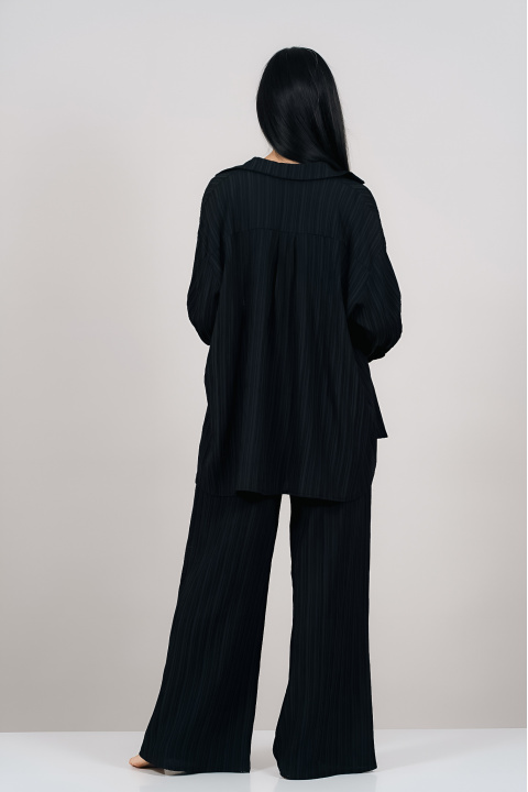 Дамски комплект в черно с риза и панталон от релефна материя