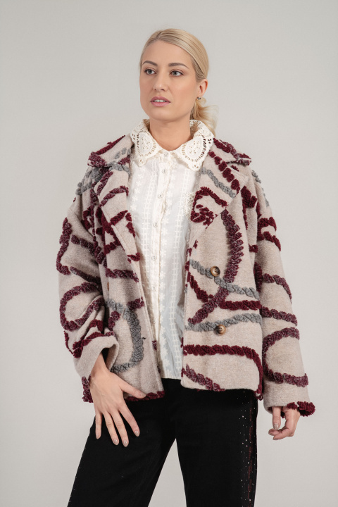 Дамски късо бутиково палто в бежово с абстрактен принт в бордо и сиво