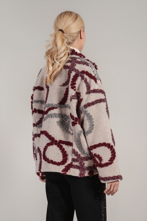 Дамски късо бутиково палто в бежово с абстрактен принт в бордо и сиво