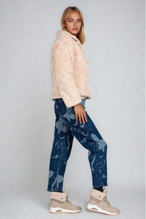 Дамски късо пухено палто в бежово