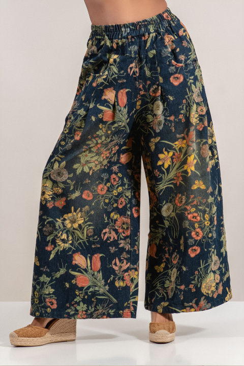 Дамски модерни дънки с разкроен крачол и цветен флорален принт