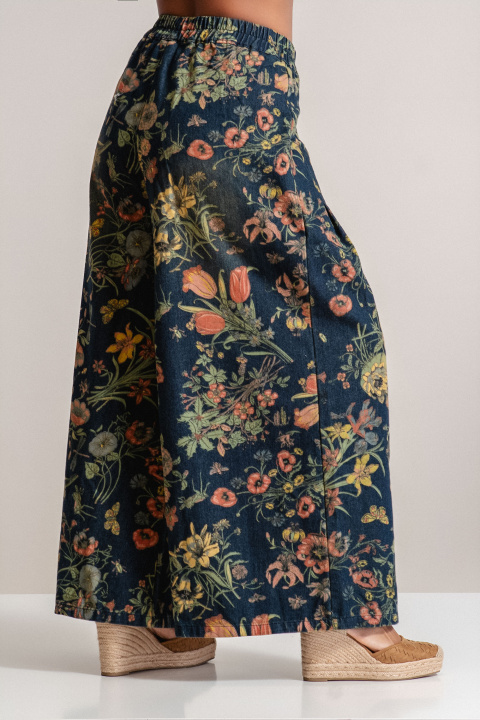 Дамски модерни дънки с разкроен крачол и цветен флорален принт