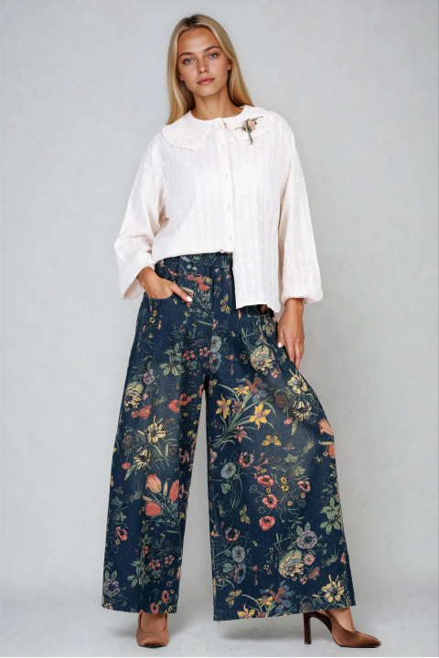 Дамски модерни дънки с разкроен крачол и цветен флорален принт