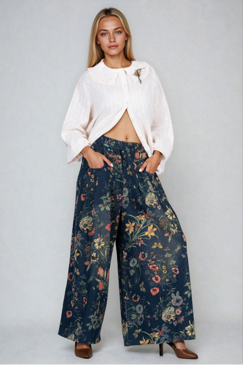 Дамски модерни дънки с разкроен крачол и цветен флорален принт