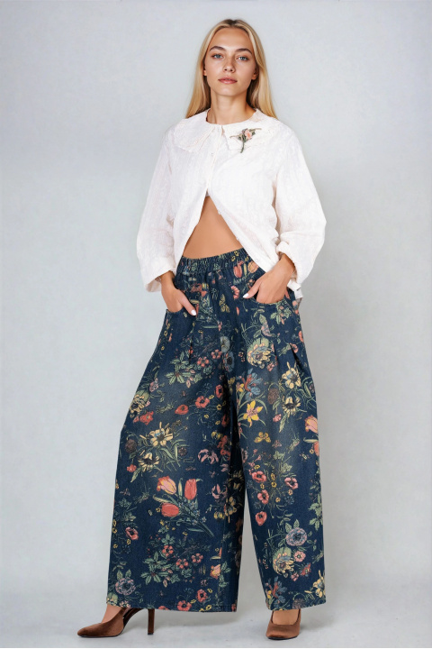 Дамски модерни дънки с разкроен крачол и цветен флорален принт