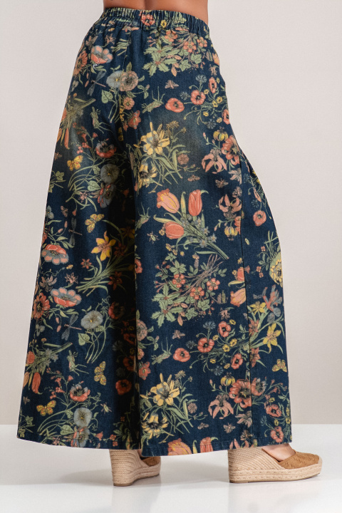 Дамски модерни дънки с разкроен крачол и цветен флорален принт