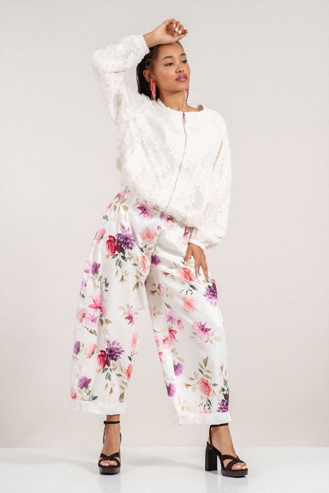 Дамски памучен панталон в бяло с флорален принт в розово и лилаво