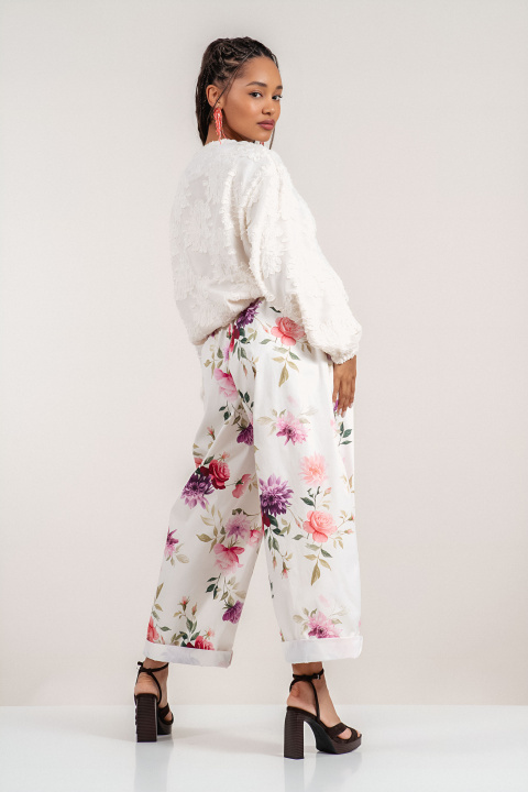 Дамски памучен панталон в бяло с флорален принт в розово и лилаво
