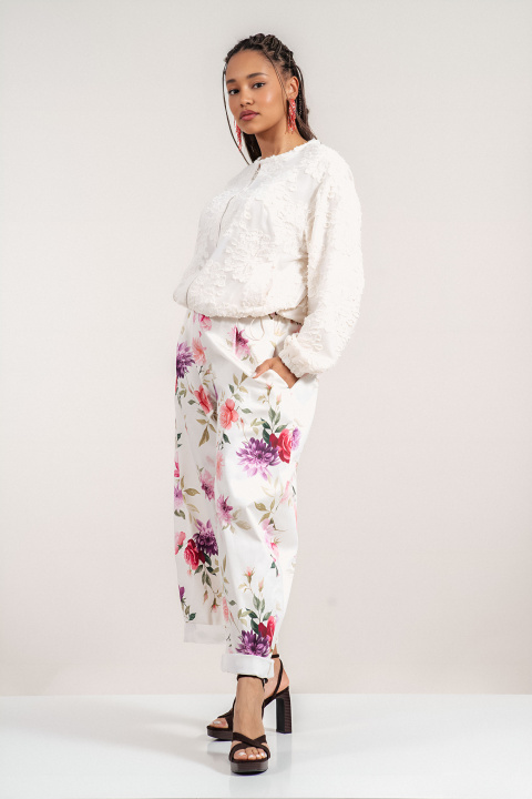 Дамски памучен панталон в бяло с флорален принт в розово и лилаво