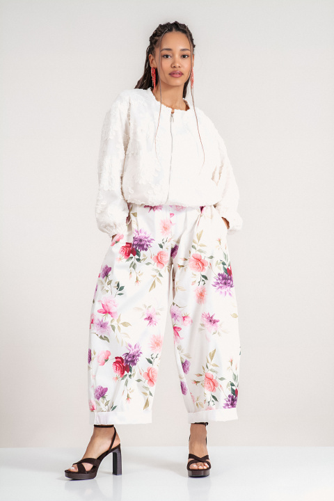 Дамски памучен панталон в бяло с флорален принт в розово и лилаво