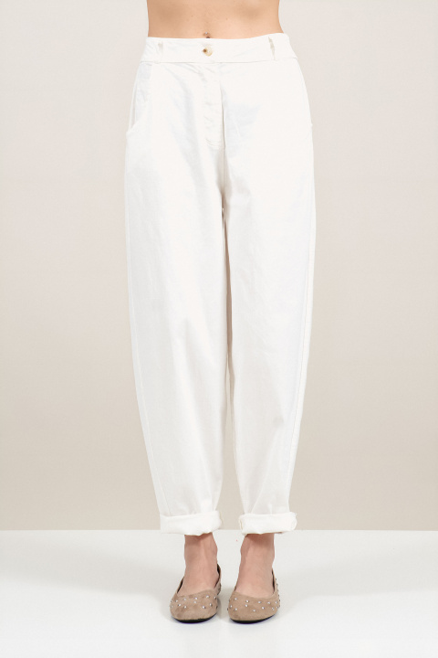 Дамски памучен панталон в бяло със стеснен крачол и ластик на талията