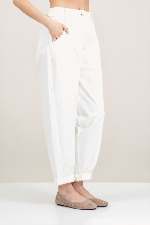 Дамски памучен панталон в бяло със стеснен крачол и ластик на талията