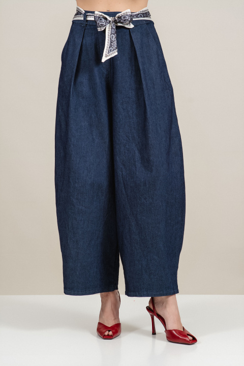 Дамски памучен панталон в син деним с етно колан и свободна кройка