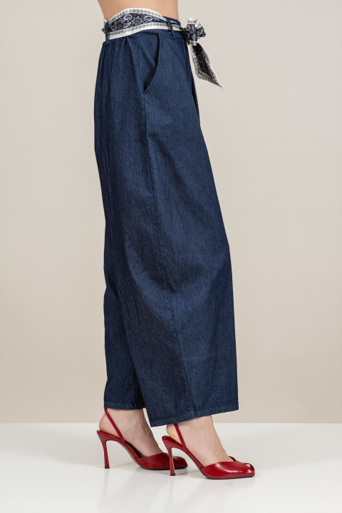 Дамски памучен панталон в син деним с етно колан и свободна кройка