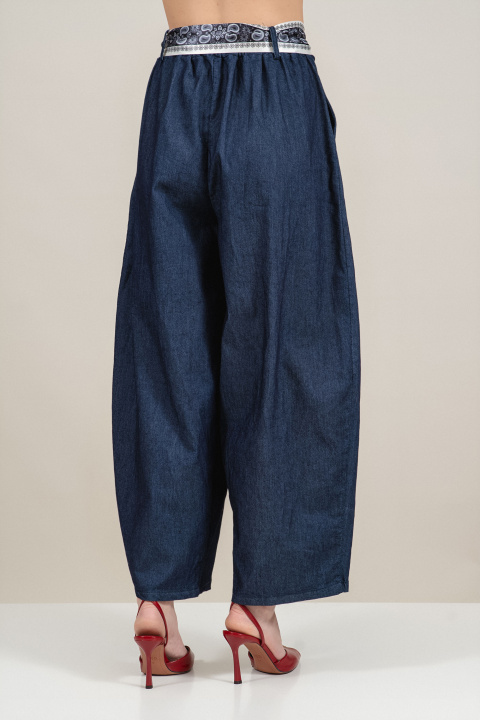 Дамски памучен панталон в син деним с етно колан и свободна кройка
