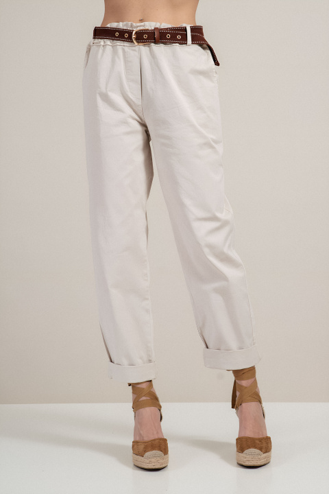 Дамски памучен панталон в светлобежово с ластична талия, колан и свободна кройка