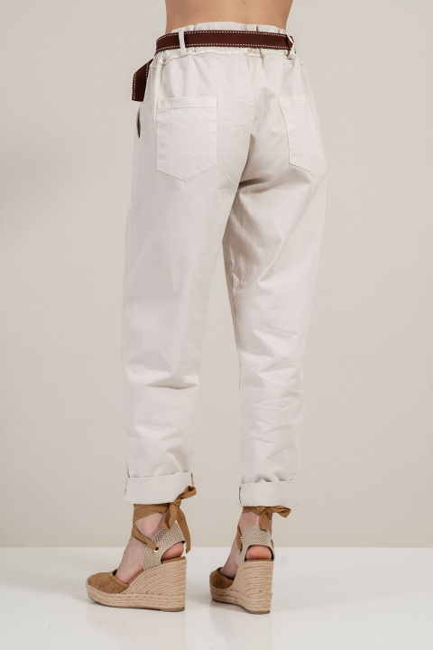 Дамски памучен панталон в светлобежово с ластична талия, колан и свободна кройка