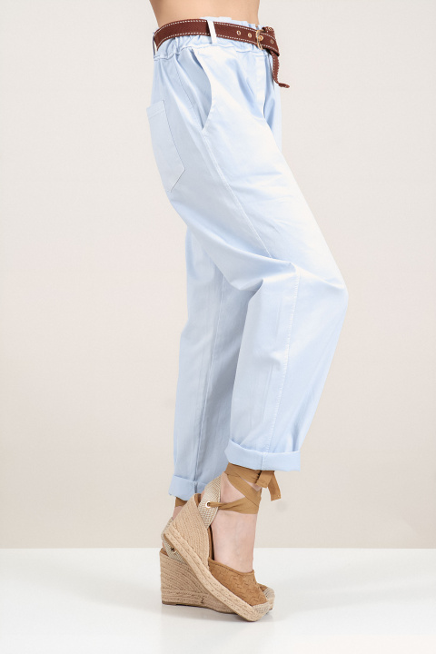 Дамски памучен панталон в светлосиньо с ластична талия, колан и свободна кройка