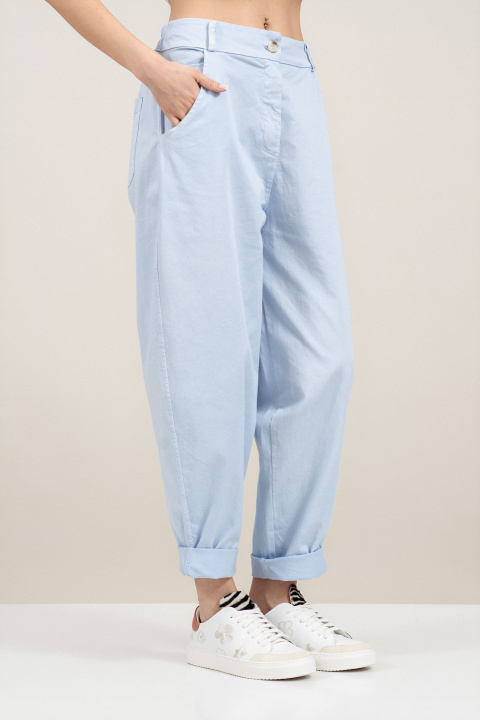Дамски памучен панталон в светлосиньо със стеснен крачол и ластик на талията