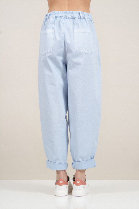 Дамски памучен панталон в светлосиньо със стеснен крачол и ластик на талията