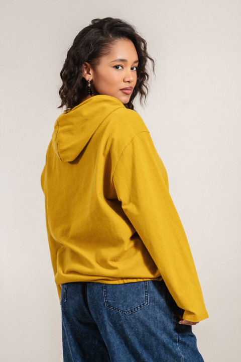 Дамски памучен суитшърт в цвят горчица с качулка и бродирана котка