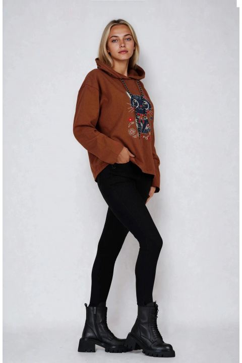 Дамски памучен суитшърт в керемидено кафяво с качулка и бродирана котка