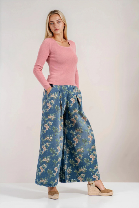 Дамски памучни дънки в синьо с флорален принт и разкроени крачоли