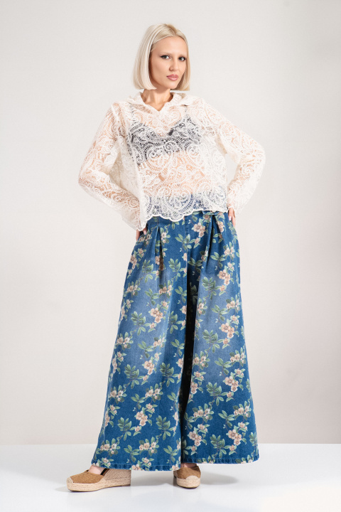 Дамски памучни дънки в синьо с флорален принт и разкроени крачоли