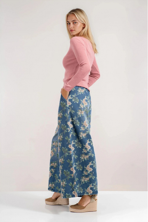 Дамски памучни дънки в синьо с флорален принт и разкроени крачоли