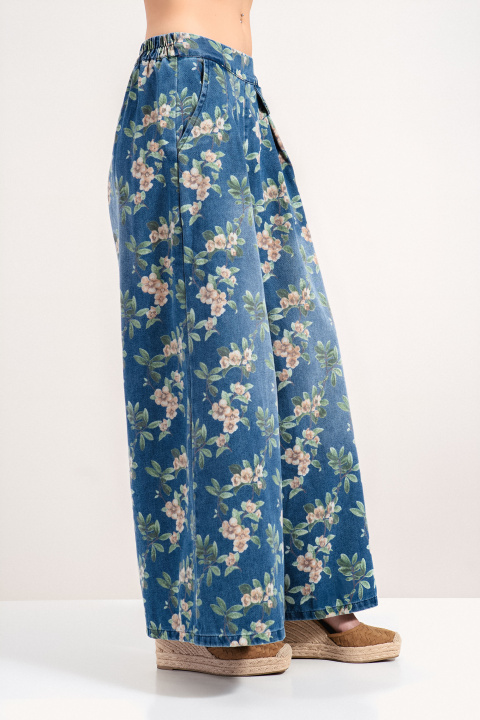 Дамски памучни дънки в синьо с флорален принт и разкроени крачоли