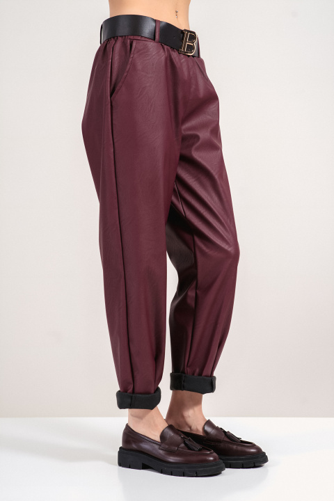 Дамски панталон от еко кожа в бордо с колан на талията