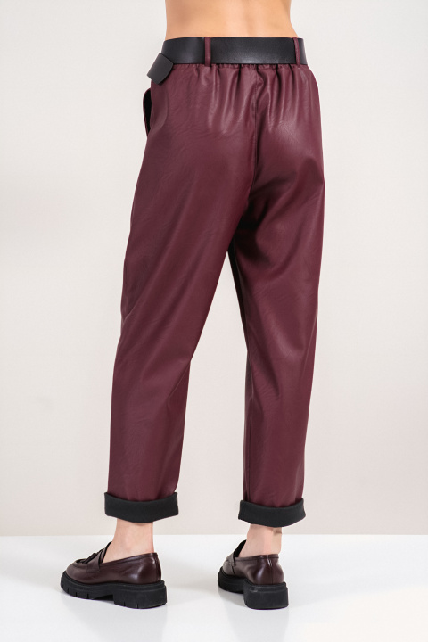 Дамски панталон от еко кожа в бордо с колан на талията